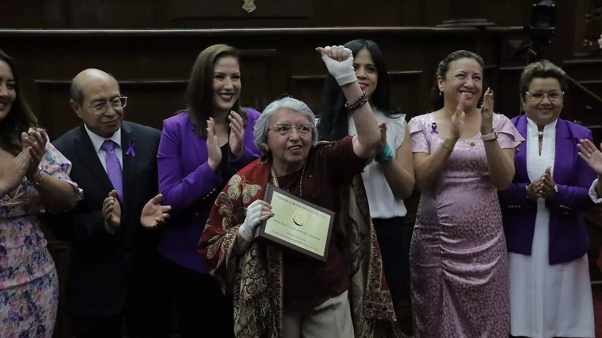 Citlali Martínez Cervantes, condecorada con la presea Mujer Michoacana